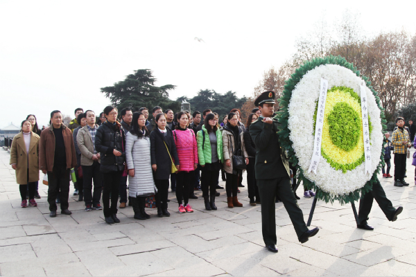 图为教科院全体党员为烈士敬献花圈。 记者 戴云 摄.jpg